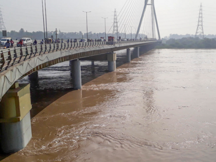 Yamuna river water level crossed the warning level Hathnikund barrage again released water Delhi | चेतावनी स्तर के पार पहुंचा यमुना नदी का जलस्तर, हथिनीकुंड बैराज से फिर छोड़ा गया पानी, खतरे को लेकर दिल्ली सरकार सतर्क
