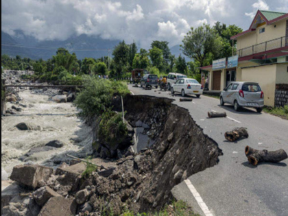 Rivers in spate due to continuous heavy rains in Himachal Pradesh Visuals Of Flash Flood Hitting | वीडियो: ताश के पत्ते की तरह ढह रहे हैं घर, तिनके की तरह बह रही हैं गाड़ियां, हिमाचल में हालात भयावह, मुख्यमंत्री ने की समीक्षा बैठक, देखिए तबाही का मंजर