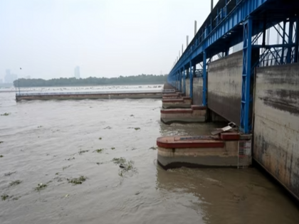Indian Naval diving team carries out desilting work at Yamuna Barrage ITO in Delhi | आईटीओ बैराज के जाम गेट खोलने के लिए नौसेना की टीम ने संभाला मोर्चा, दोषारोपण की राजनीति भी जारी
