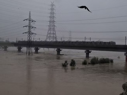 water level of Yamuna is expected to decrease to 206.72 meters by 11 pm if it rains situation will worsen | यमुना का जलस्तर रात 11 बजे तक घटकर 206.72 मीटर होने का अनुमान, बारिश हुई तो फिर बिगड़ेंगे हालात