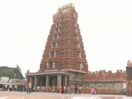 Karnataka government bans use of mobile phones in temples, orders issued | कर्नाटक सरकार ने मंदिरों में मोबाइल फोन के इस्तेमाल पर प्रतिबंध लगाया, जारी हुआ आदेश