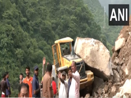 Himachal Pradesh Mandi-Kullu national highway shut after debris fell on a machine viral video | वायरल वीडियो: पहाड़ी से मलबा हटा रही थी जेसीबी, तभी अचानक से आ गिरी बड़ी चट्टान, फिर देखिए क्या हुआ