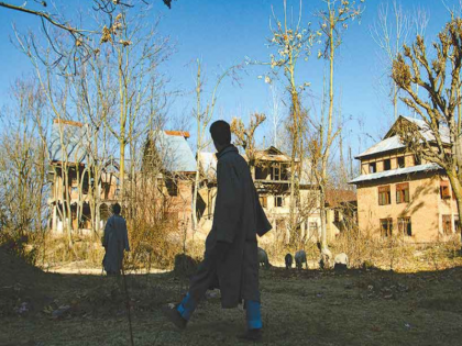 Kashmiri Pandits coming to Kashmir are still being added to the list of 'tourists' | कश्मीर आने वाले कश्मीरी पंडितों को अब भी ‘पर्यटकों’ की सूची में जोड़ा जा रहा है, 33 सालों में जारी है सिलसिला