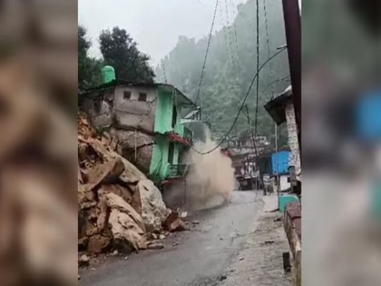 Three-storey house collapsed in Rudraprayag horrifying video surfaced Uttarakhand Rains | वायरल वीडियो: रुद्रप्रयाग में भरभराकर ढह गया तीन मंजिला मकान, सामने आया भयानक वीडियो, देखिए