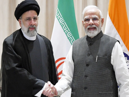 PM Modi discusses Chabahar port with Iranian President, will also meet in South Africa | पीएम मोदी ने ईरानी राष्ट्रपति से चाबहार बंदरगाह पर चर्चा की,दक्षिण अफ्रीका में मुलाकात भी करेंगे