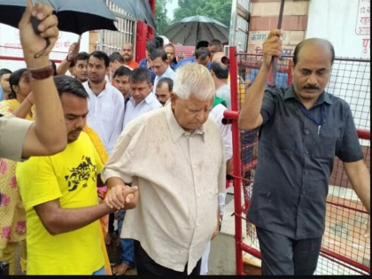 BJP took a jibe at Lalu Prasad Yadav's visit to the temple said he has become an election priest | लालू प्रसाद यादव के मंदिर जाने पर भाजपा ने कसा तंज, कहा-सावन में मांस खाकर बने हैं चुनावी पुजारी