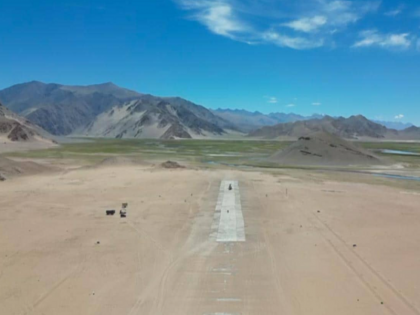 India is building the world's highest Ayabase in Ladakh Rajnath Singh laid the foundation stone | लद्दाख में दुनिया का सबसे ऊंचा एयबेस बना रहा है भारत, राजनाथ सिंह ने रखा नींव का पत्थर, चीन को मिलेगा करारा जवाब