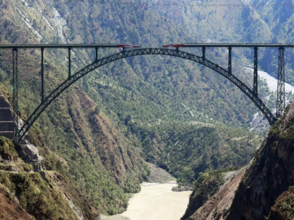 Jammu and Kashmir Chenab railway bridge higher than Eiffel Tower will become important center of tourism | जम्मू-कश्मीर: एफिल टावर से भी ऊंचा ये रेलवे पुल बनेगा पर्यटन का अहम केंद्र, चिनाब नदी पर बन रहा पुल है नदी तल से 359 मीटर ऊपर