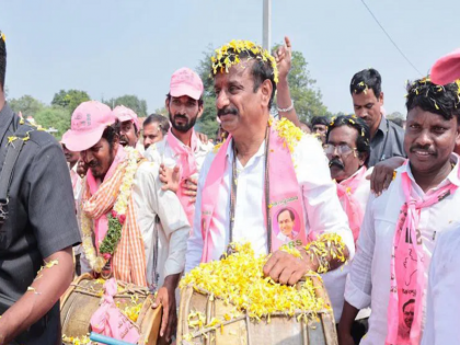 Telangana BRS MP Kotha Prabhakar Reddy was stabbed in stomach during his campaign in Siddipet | Assembly Elections 2023: तेलंगाना में बीआरएस उम्मीदवार और सांसद कोठा प्रभाकर रेड्डी को चुनाव प्रचार के दौरान चाकू मारा गया, आरोपी हिरासत में