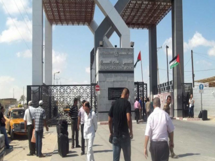 Israel-Hamas War foreigners seen entering Rafah crossing from Gaza to Egypt | Israel-Hamas War: गाजा पर जारी बमबारी के बीच विदेशी नागरिकों को बाहर निकलने की अनुमति मिली, राफा सीमा से मिस्त्र पहुंचे