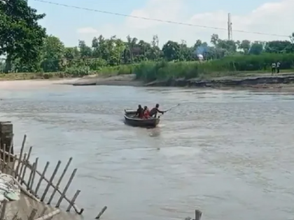 Bihar news boat capsizes in Saryu river in Saran district three bodies recovered | सारण जिले में सरयू नदी में नाव पलटने से डेढ़ दर्जन लोग लापता, तीन शव बरामद