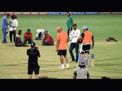 Indian team reached Kolkata to compete with South Africa coach Dravid inspected the pitch | World Cup 2023: दक्षिण अफ्रीका से मुकाबले के लिए कोलकाता पहुंची भारतीय टीम, कोच द्रविड़ ने पिच का मुआयना किया