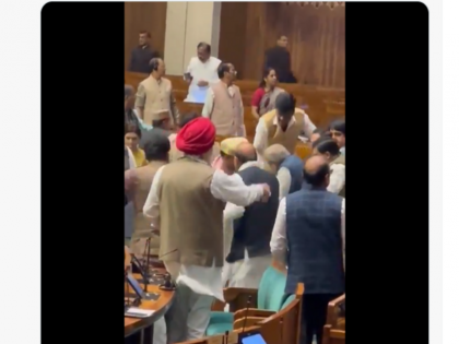 Viral Video: MPs beat up young man who jumped into House from visitor's gallery, watch | वायरल वीडियो: विजिटर गैलरी से सदन में कूदे युवक की सांसदों ने जमकर पिटाई की, देखिए