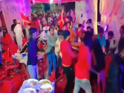 Viral Video There was a fierce fight over Matar Paneer at the wedding, people said - 'Third World War has happened' | Viral Video: शादी में मटर पनीर के लिए जमकर हुई लड़ाई, लोगों ने कहा - 'तीसरा विश्वयुद्ध हो गया', देखिए
