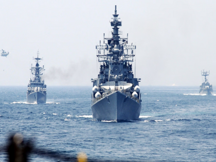 Indian Navy issues statement regarding drone attack on merchant ship | व्यापारिक जहाज पर ड्रोन हमले को लेकर भारतीय नौसेना ने बयान जारी किया, युद्धपोत आईएनएस मोर्मुगाओ को भी भेजा