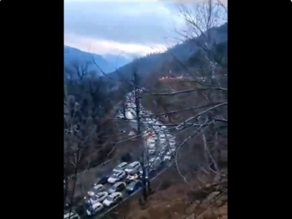 Video large number of tourists are reaching Shimla and Manali huge traffic jam Manali to Atal Tunnel route | वीडियो: भारी संख्या में पर्यटक पहुंच रहे हैं शिमला और मनाली, लगा भीषण जाम, रेंगती नजर आईं गाड़ियां