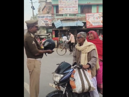 Viral Video Police officer gifted a helmet to an elderly person on the road win hearts watch | Viral Video: पुलिस अधिकारी ने बुजुर्ग को सड़क पर गिफ्ट किया हेलमेट, प्यार से दी गई नसीहत दिल जीत लेगी, देखिए