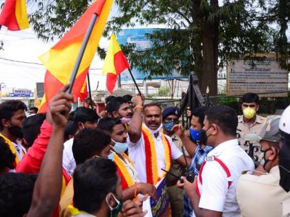 After 60 percent Kannada order pro-Kannada activists broke English signboards Deputy CM DK Shivakumar strict | 60 प्रतिशत कन्नड़ आदेश के बाद कन्नड़ समर्थक कार्यकर्ताओं ने अंग्रेजी साइनबोर्डों को तोड़ा, डिप्टी सीएम डीके शिवकुमार सख्त