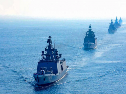 Indian Navy increased surveillance in Arabian Sea Gulf of Aden | भारतीय नौसेना ने अरब सागर युद्धपोत तैनात किए, अदन की खाड़ी में निगरानी बढ़ाई