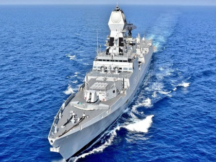 Indian Navy monitoring a hijacked cargo ship near the coast of Somalia INS Chennai closing vessel | नौसेना के कमांडो 15 भारतीयों के साथ अपहृत जहाज पर पहुंचे, समुद्री डाकुओं ने किया व्यापारिक जहाज का अपहरण किया था