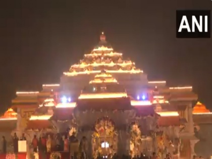 Ram Mandir Illuminated With Lights, Deepotsav Begins After Pran Pratishtha Ceremony In Ayodhya, Videos Surface | Ram Mandir: रोशनी से जगमगाया राम मंदिर, प्राण प्रतिष्ठा समारोह के बाद अयोध्या में ऐसे मनाया गया 'दीपोत्सव', सामने आए वीडियो