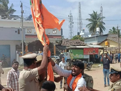 Karnataka security tightened in Keragodu village in Mandya after authorities removed Hanuma dwaja | कर्नाटक: हनुमान ध्वज हटाए जाने और पुलिस कार्रवाई के बाद तनाव बरकरार, प्रदर्शन जारी