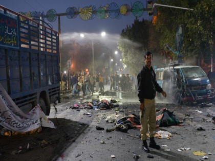 terrorist attack on the eve of Pakistan elections 25 people killed, more than 40 injured | पाकिस्तान में चुनाव की पूर्व संध्या पर बड़ा आतंकी हमला, विस्फोटों में 25 लोग मारे गए, 40 से अधिक घायल