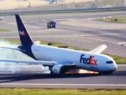 Viral Video a cargo plane made an emergency landing at Istanbul Airport Boeing 767 FedEx Express | Viral Video: रनवे पर घिसटता रह कार्गो प्लेन, नहीं खुला फ्रंट लैंडिंग गियर, कैमरे में कैद हुआ भयानक वीडियो, देखिए