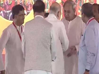 Video Amit Shah warmly met Naveen Patnaik during the swearing-in ceremony of new CM of Odisha Mohan Charan Majhi | Video: नवीन पटनायक से गर्मजोशी से मिले अमित शाह, ओडिशा के नए सीएम के शपथ ग्रहण समारोह के दौरान दिखा नजारा