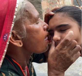 Viral Video Elderly Woman Using Her Tongue To Clean Girl Eyes Disgusts users are saying | Viral Video: आंख की सफाई का ऐसा तरीका कि 'घिन्ना' जाएंगे आप, यूजर्स कह रहे, ''छी-छी'' Viral Video Elderly Woman Using Her Tongue To Clean Girl Eyes Disgusts users are saying | Viral Video: आंख की सफाई का ऐसा तरीका कि 'घिन्ना' जाएंगे आप, यूजर्स कह रहे, ''छी-छी''