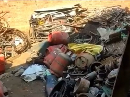 madhya pradesh bhind lpg cylinder scrapyard | मध्य प्रदेश: कबाड़ में मिले घरेलू गैस सिलिंडर, कांग्रेस ने उज्ज्वला योजना पर उठाया सवाल