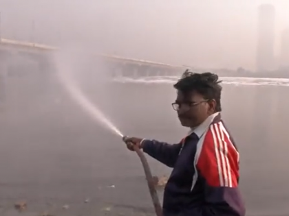 delhi toxic white foam yamuna water sprinkles twitter trend | दिल्ली: जहरीला सफेद झाग हटाने के लिए यमुना में पानी का छिड़काव, ट्विटर पर ट्रेंड करने लगा आईआईटीयन