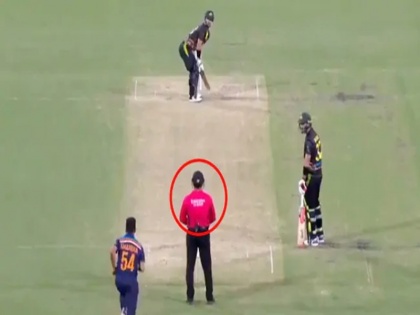 India vs Australia Umpire Gerard Abood Bumps into Camera Becomes Butt of Social Media Jokes | Ind vs Aus: मैच के दौरान हुआ कुछ ऐसा कि डर के मारे अंपायर को पहनना पड़ा हेलमेट, वायरल हो रहा मजेदार वीडियो