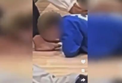Students kissed feet to collect money in school orders for investigation issued after viral video | स्कूल में रुपए इकट्ठा करने के लिए छात्रों ने चूमे पैर, वीडियो वायरल होने के बाद जांच के आदेश हुए जारी