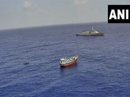 Indian Navy saved the lives of 23 Pakistanis from pirates also freed the Iranian ship | भारतीय नौसेना ने समुद्री लुटेरों से बचाई 23 पाकिस्तानियों की जान, ईरान जहाज को भी कराया आजाद