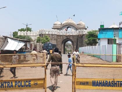 Row Over Aurangzeb's Tomb Security beefed up Aurangzeb's tomb visitors mandatory show ID cards see video | Row Over Aurangzeb's Tomb: पहचान पत्र नहीं तो नो एंट्री, औरंगजेब की कब्र पर रार तेज?, पुलिस-प्रशासन ने सुरक्षा बढ़ाई, देखें वीडियो
