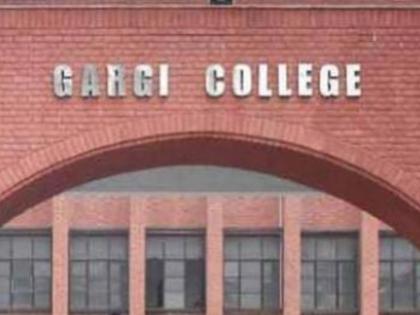 Security officials did nothing when men gatecrashed campus molested girls Gargi College students | गार्गी कॉलेज की छात्राओं का बड़ा बयान- जब लड़कियों से छेड़खानी की जा रही थी, तब सुरक्षा कर्मी हाथ बांधे मूक दर्शक बने खड़े रहे