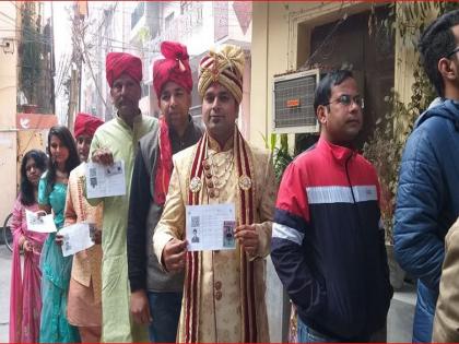 Delhi Election: Groom reached polling booth with wedding procession before marriage, know the whole matter arvind kejriwal narendra modi | Delhi Election: शादी से पहले वोट डालने बारात संग पोलिंग बूथ पहुंचा दूल्हा, जानें पूरा मामला Delhi Election: Groom reached polling booth with wedding procession before marriage, know the whole matter arvind kejriwal narendra modi | Delhi Election: शादी से पहले वोट डालने बारात संग पोलिंग बूथ पहुंचा दूल्हा, जानें पूरा मामला