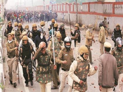 seelampur stone pelting on police video goes viral people slams protest mob | सीलमपुर हिंसा के बाद दिल्ली पुलिस के सपोर्ट में सोशल मीडिया पर लोग, पथराव का वीडियो शेयर कर यूजर्स बोले- 'ये विरोध, नहीं दंगा है' seelampur stone pelting on police video goes viral people slams protest mob | सीलमपुर हिंसा के बाद दिल्ली पुलिस के सपोर्ट में सोशल मीडिया पर लोग, पथराव का वीडियो शेयर कर यूजर्स बोले- 'ये विरोध, नहीं दंगा है'