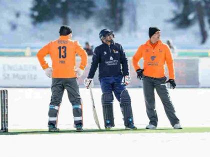 Virender Sehwag scores half century in St. Moritz Ice Cricket | वीरेंद्र सहवाग ने बर्फ के मैदान पर खेली तूफानी पारी, 31 गेंदों में ठोक दिए 62 रन
