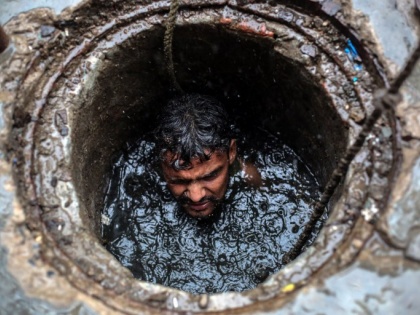 one more sewer cleaning worker died in delhi shakurpur incident | शकरपुर सीवर हादसा: सीवर की सफाई करने के दौरान बीमार पड़े तीन सफाई कर्मचारियों में से एक और सफाई कर्मचारी की मौत