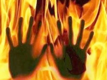 Man commits self-immolation in front of girlfriend's house in UP | वैलेंटाइन डे के दिन यूपी में शख्स ने प्रेमिका के घर के सामने पेट्रोल छिड़ककर खुद को लगाई आग, प्रेम प्रसंग को लेकर युवती के घरवाले...