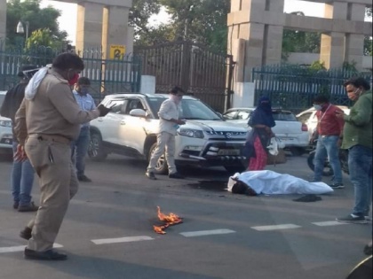 Lucknow: Two women attempted self-immolation near Lok Bhavan alleged police inaction amethi | लखनऊ में मां-बेटी ने CM ऑफिस के बाहर खुद को लगाई आग, अखिलेश और मायावती ने योगी आदित्यनाथ को घेरा