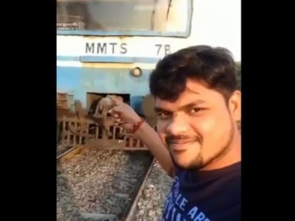 Viral Video: Selfie with running train lands 25-year-old youth in hospital | तेज रफ्तार ट्रेन के साथ सेल्फी लेना युवक को पड़ा महंगा, वीडियो हुआ वायरल