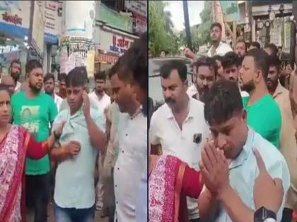 VIDEO: Shiv Sena (UBT) workers beat up auto driver for allegedly not speaking Marathi | VIDEO: कथित मराठी न बोलने पर शिवसेना (यूबीटी) कार्यकर्ताओं ने ऑटो चालक को पीटा VIDEO: Shiv Sena (UBT) workers beat up auto driver for allegedly not speaking Marathi | VIDEO: कथित मराठी न बोलने पर शिवसेना (यूबीटी) कार्यकर्ताओं ने ऑटो चालक को पीटा