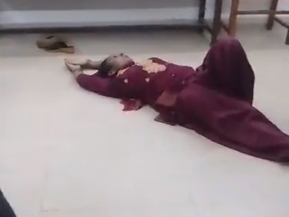 Saharanpur woman naagin dance district court During the hearing | VIDEO: जिला अदालत में सुनवाई के दौरान फर्श पर लेटकर 'नागिन डांस' करने लगी महिला, 20 मिनट तक झूमती रही, सभी रह गए दंग