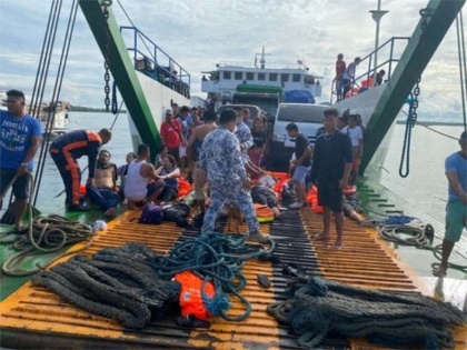 Seven killed in ferry fire in Philippine, many saved by jumping in water, 4 missing | फिलीपीन में नौका में आग लगने से सात लोगों की मौत, कइयों ने पानी में कूदकर बचाई जान, 4 लापता