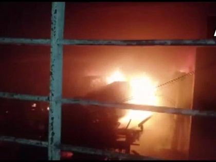 Maharashtra Massive fire broke out in a closed cloth factory property worth crores burnt down fire extinguishing work continues | महाराष्ट्रः बंद कपड़े की फैक्ट्री में लगी भीषण आग, करोड़ों की संपत्ति जलकर खाक, आग बुझाने का काम जारी