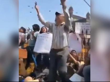 Video: An uncle performed a dance on the slogan of independence during a demonstration in Mumbai in support of JNU, the video went viral | Video: मुंबई में JNU के समर्थन में हो रहे प्रदर्शन के दौरान आजादी के नारे पर एक अंकल ने किया डांस, वीडियो हुआ वायरल Video: An uncle performed a dance on the slogan of independence during a demonstration in Mumbai in support of JNU, the video went viral | Video: मुंबई में JNU के समर्थन में हो रहे प्रदर्शन के दौरान आजादी के नारे पर एक अंकल ने किया डांस, वीडियो हुआ वायरल