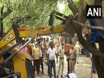 Bulldozer Row: SDMC starts demolition drive in South Delhi | बीजेपी अध्यक्ष के 'असामाजिक तत्वों' के खिलाफ कार्रवाई की अपील के बाद दिल्ली में फिर चला बुलडोजर